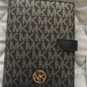 Michael Kors Heritage Medium Signature Logo Passport Wallet Black/Gold NWT